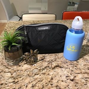 NWT Neutrogena Set makeup bag & water bottle